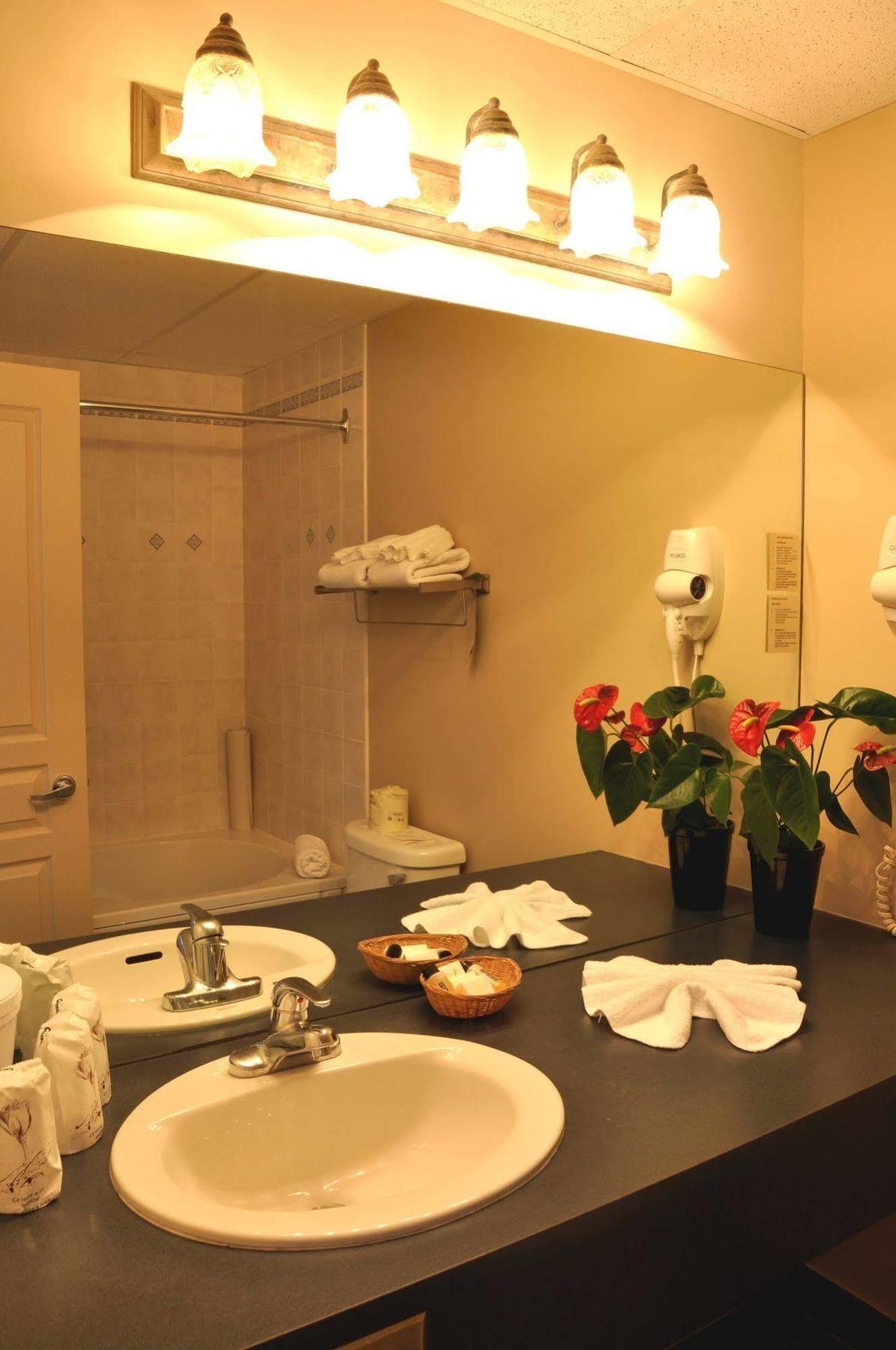 Hotel Verso Magog Екстер'єр фото